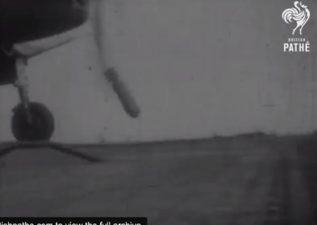 ΒΙΝΤΕΟ:Βόμβα αεροσκάφους σκοτώνει καμεραμάν σε αεροπλανοφόρο!