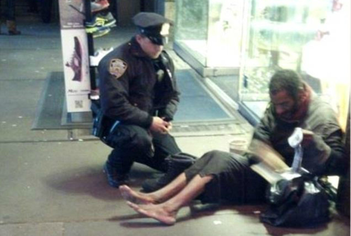 Αστυνομικός χαρίζει μπότες σε άστεγο ζητιάνο – Συγκλονιστική ΦΩΤΟ