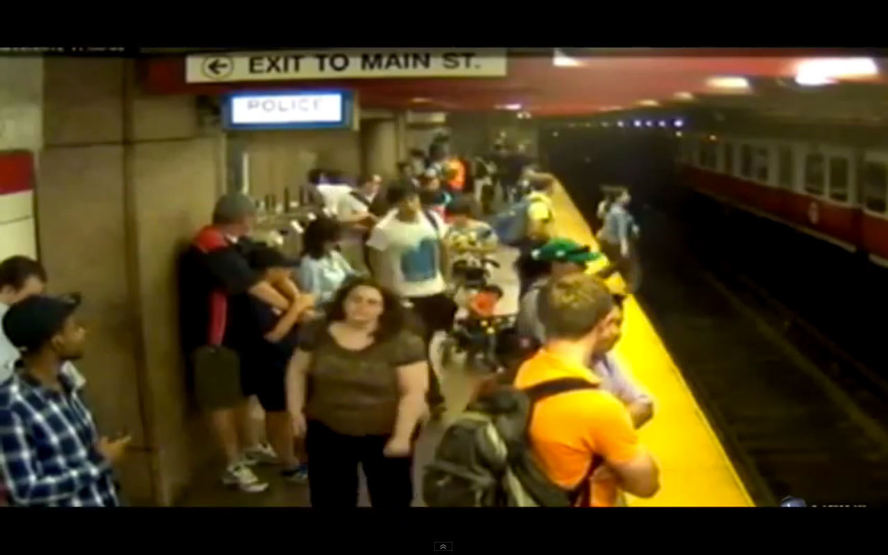 Έπεσε αγκαλιά με το μωρό της στις ράγες του μετρό! (VIDEO)