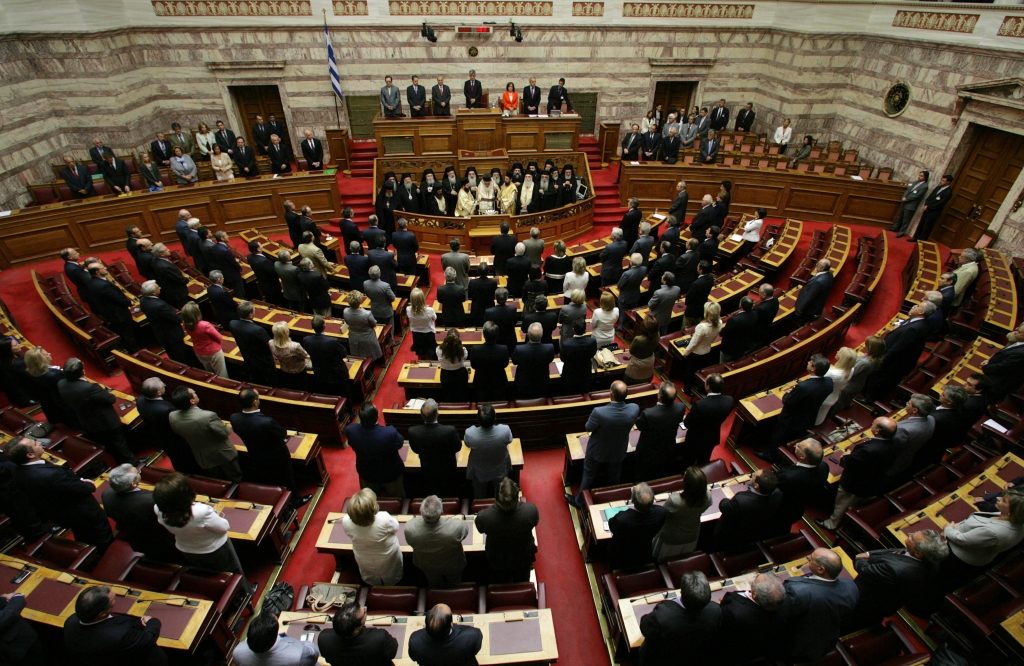 Ψηφίστηκε ο προϋπολογισμός της Βουλής όμως τα επιδόματα παραμένουν!