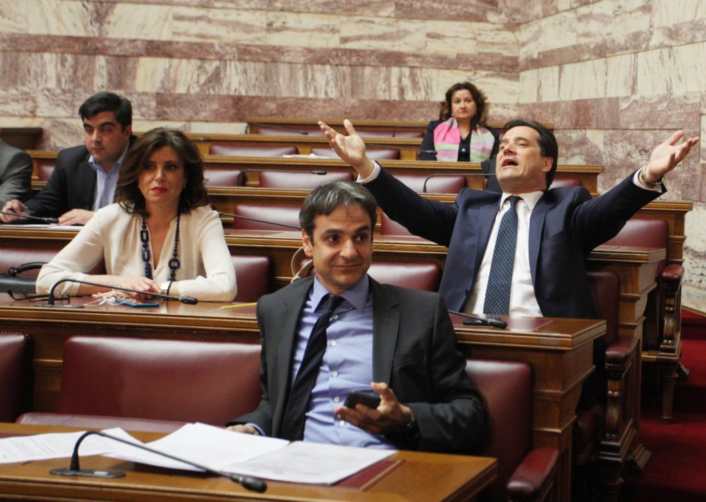 Tα βίντεο από το απίστευτο μπάχαλο στη Βουλή