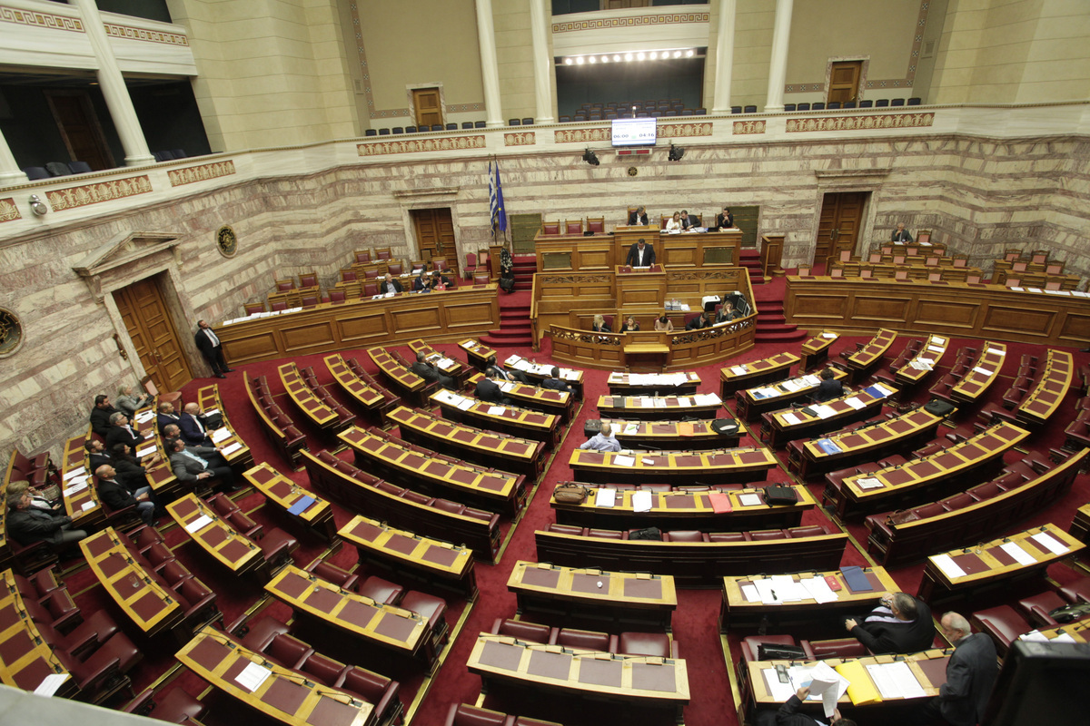 Προϋπολογισμός 2016: Απόντες ο Τσίπρας και οι υπουργοί από τη Βουλή