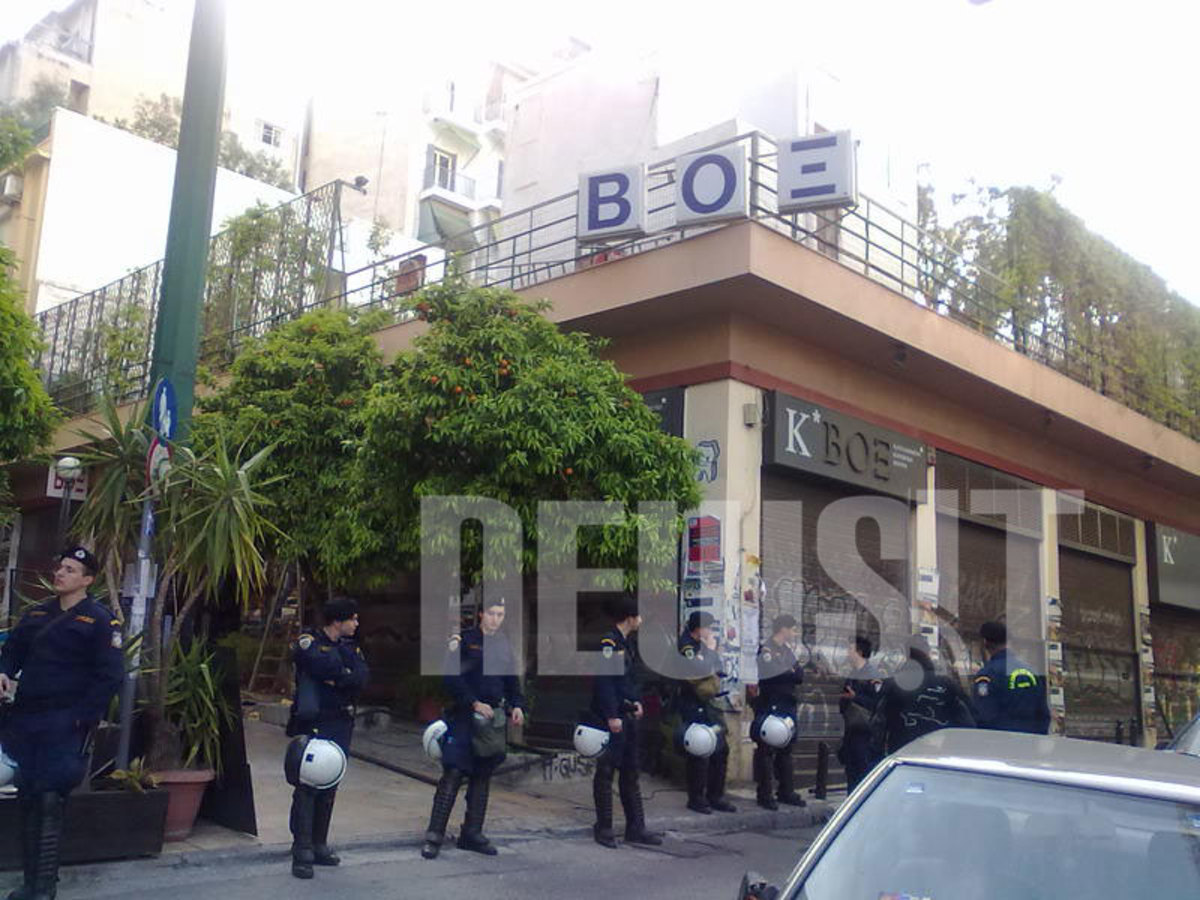 “Σκούπα” στα Εξάρχεια – “Καθαρίζει” κτίρια υπό κατάληψη η αστυνομία