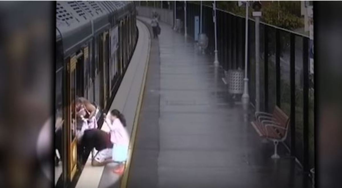 Σοκ! Αγοράκι πέφτει στο κενό του τρένου ενώ ετοιμάζεται για επιβίβαση [vid]