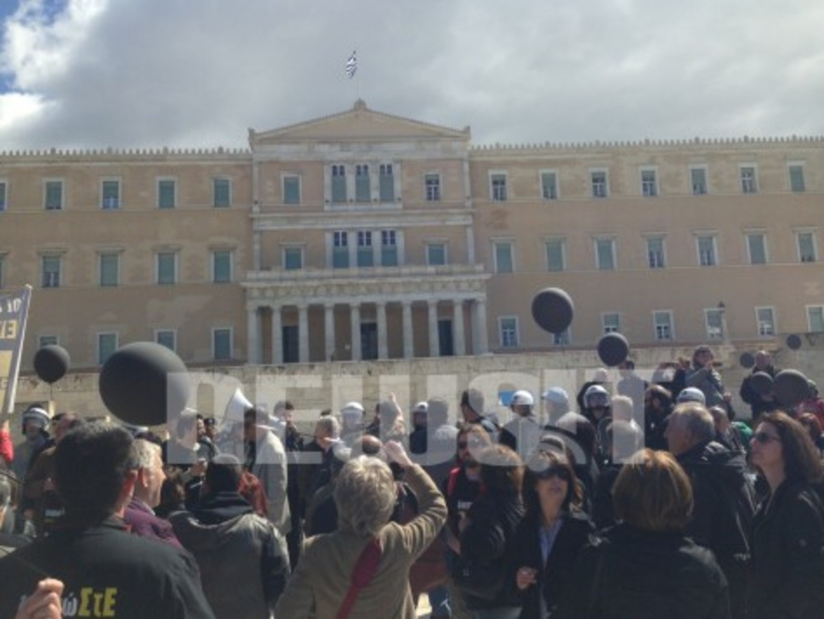 Συγκέντρωση ομολογιούχων στη βουλή