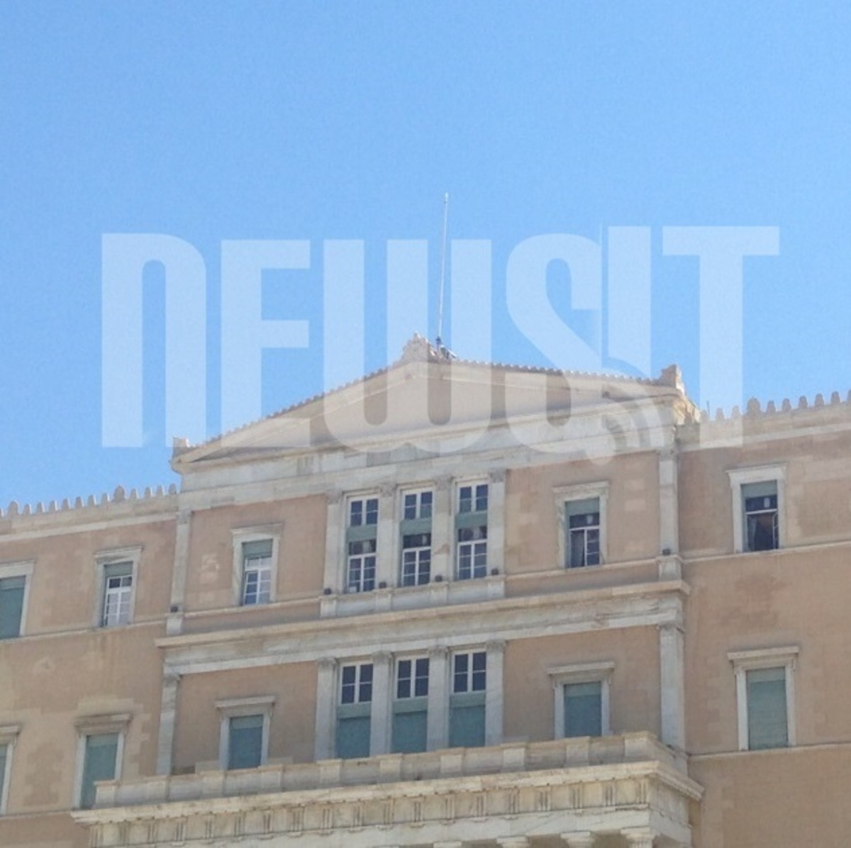 Τα μποφόρ έριξαν για λίγα λεπτά την ελληνική σημαία από τη Βουλή - ΦΩΤΟ NEWSIT