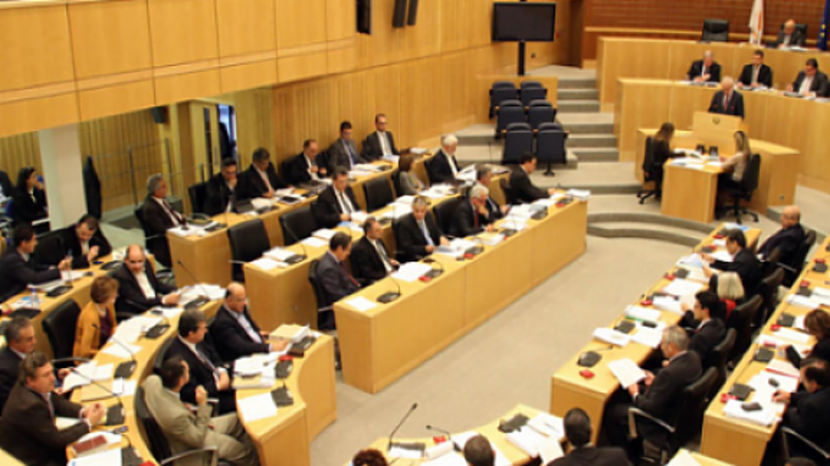 Κύπρος: Ψηφίστηκαν τα νομοσχέδια που επέβαλε η τρόικα
