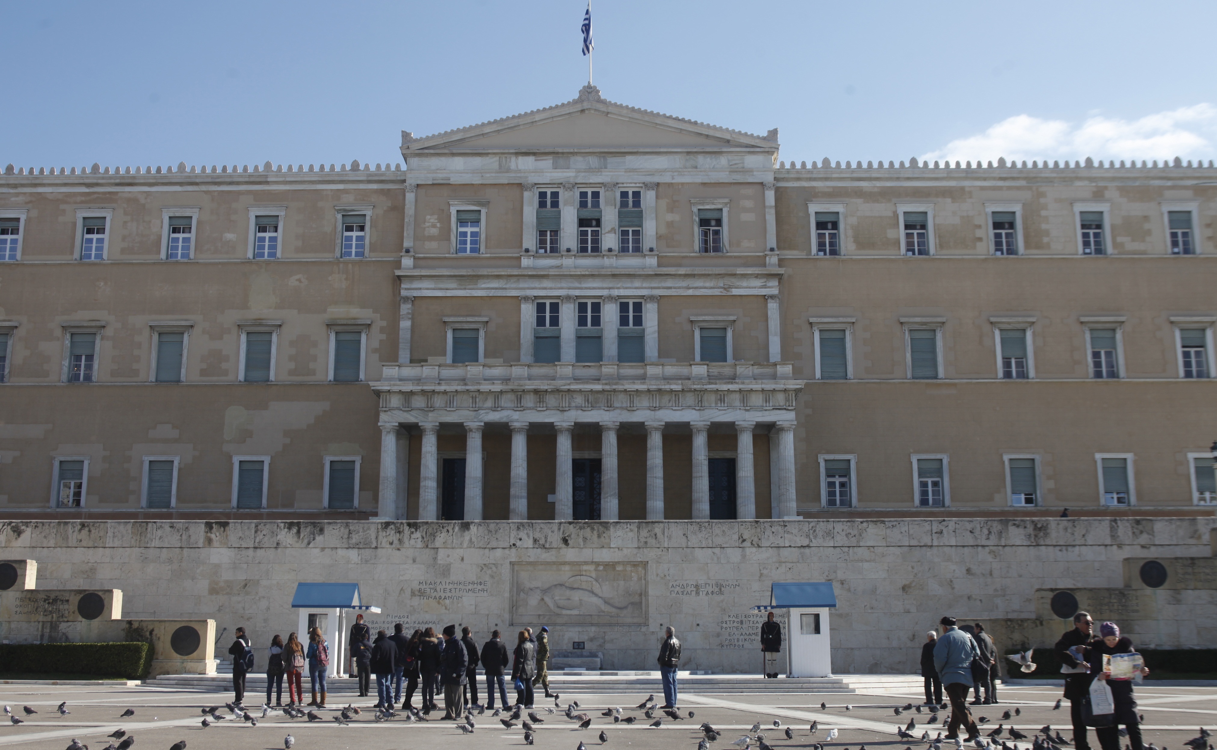 Στα γραφεία της Χρυσής Αυγής στη Βουλή η αντιτρομοκρατική