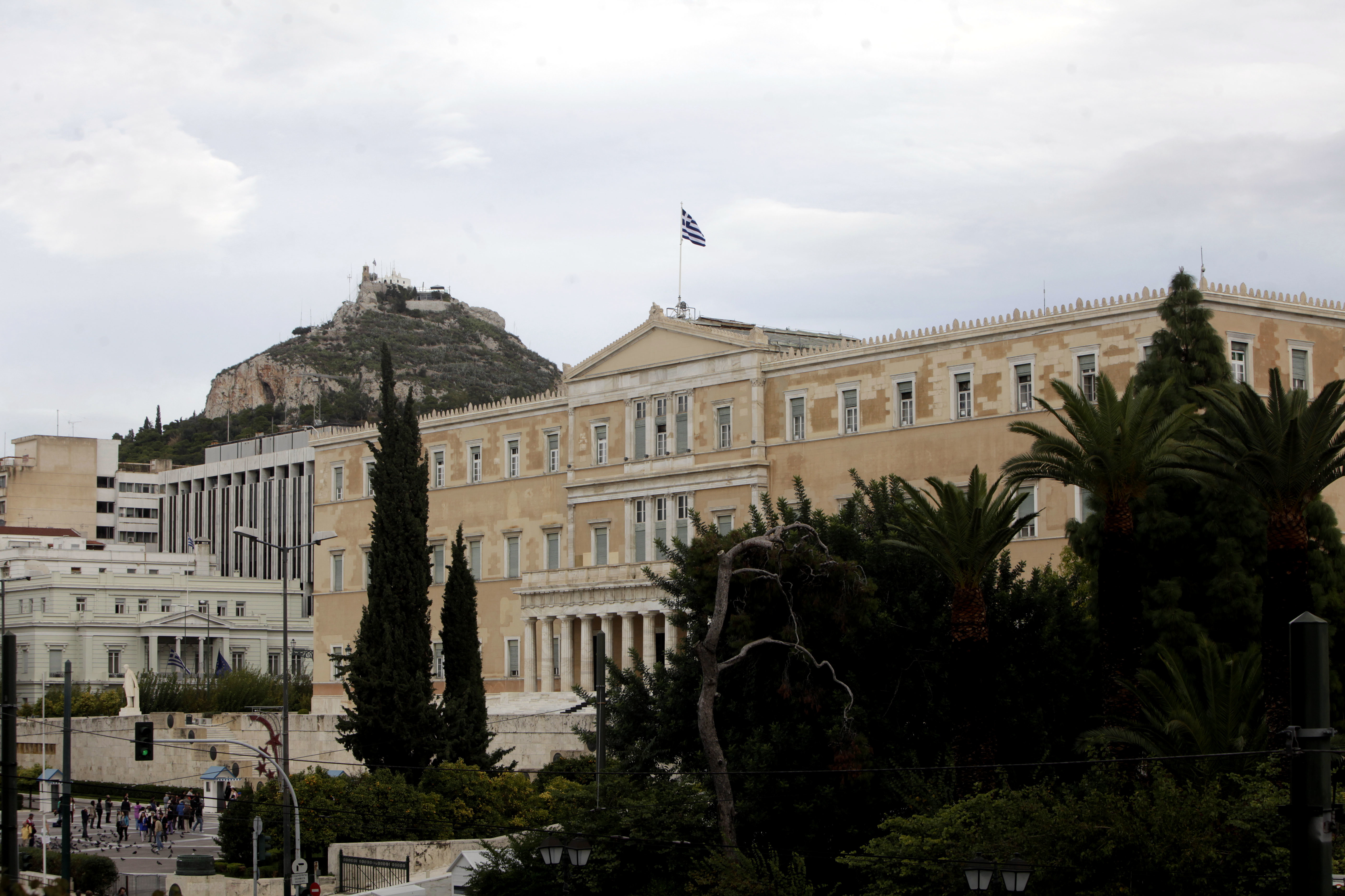Χρυσά εφάπαξ για τους υπαλλήλους της Βουλής – Θα παίρνουν 63 μισθούς!