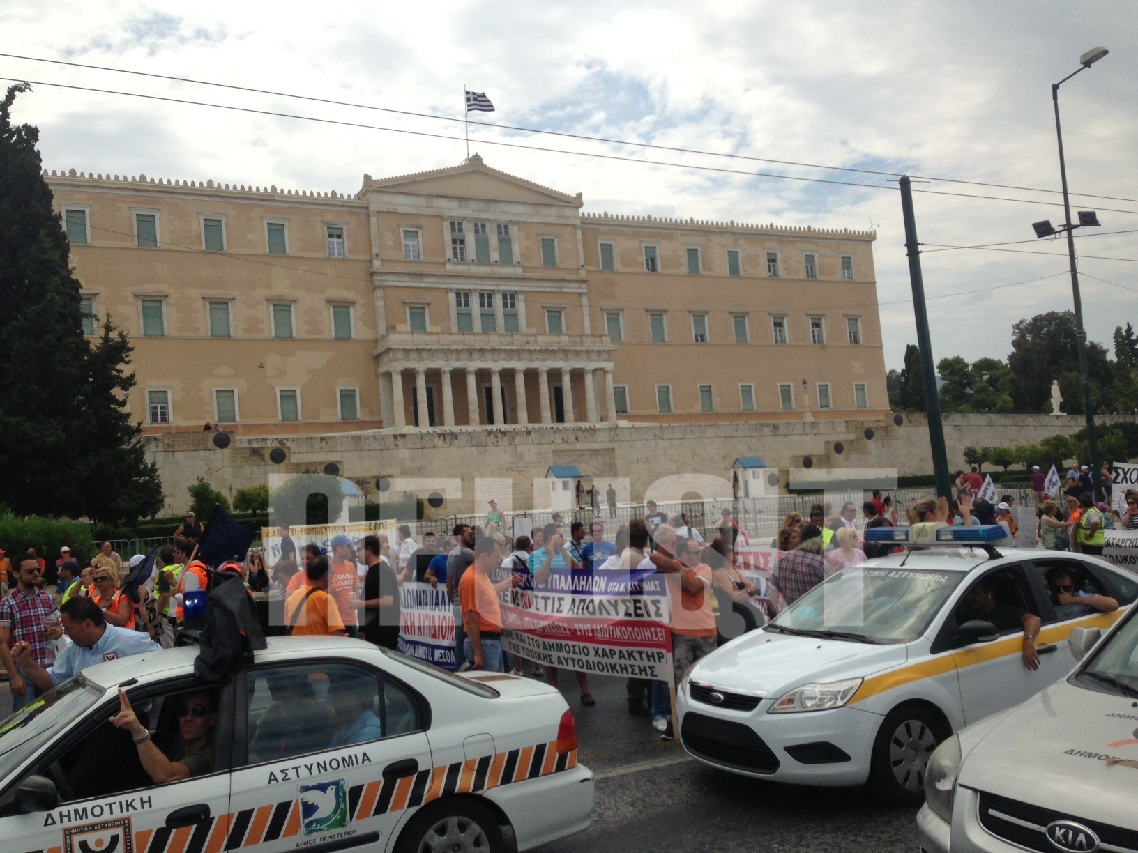 Μέχρι το βράδυ θα παραμείνουν οι δημοτικοί αστυνομικοί έξω απο τη Βουλή