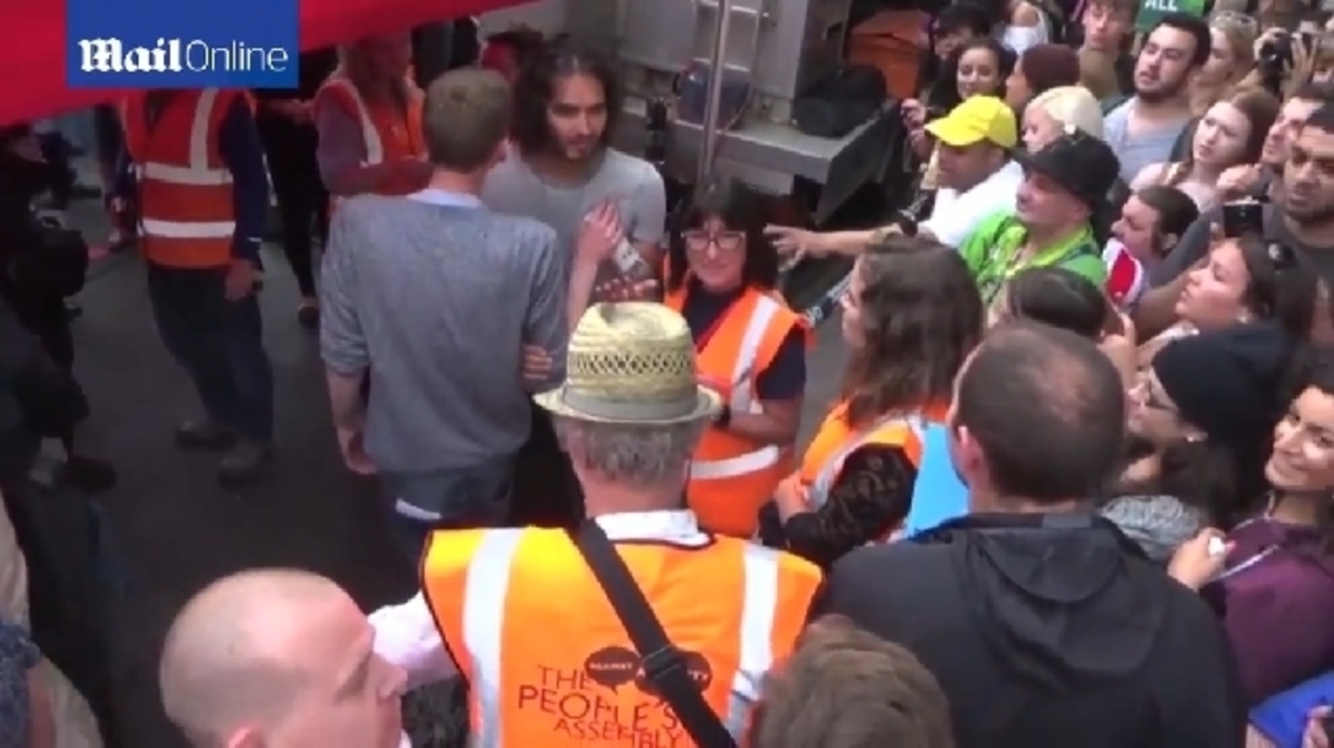 Διαδηλωτές “στόλισαν” τον Russell Brand  (ΒΙΝΤΕΟ)