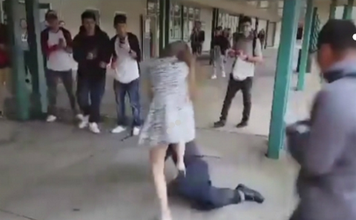 Μαθήτρια τσάκισε στο ξύλο μαθητή – Το βίντεο που κάνει χαμό στο facebook