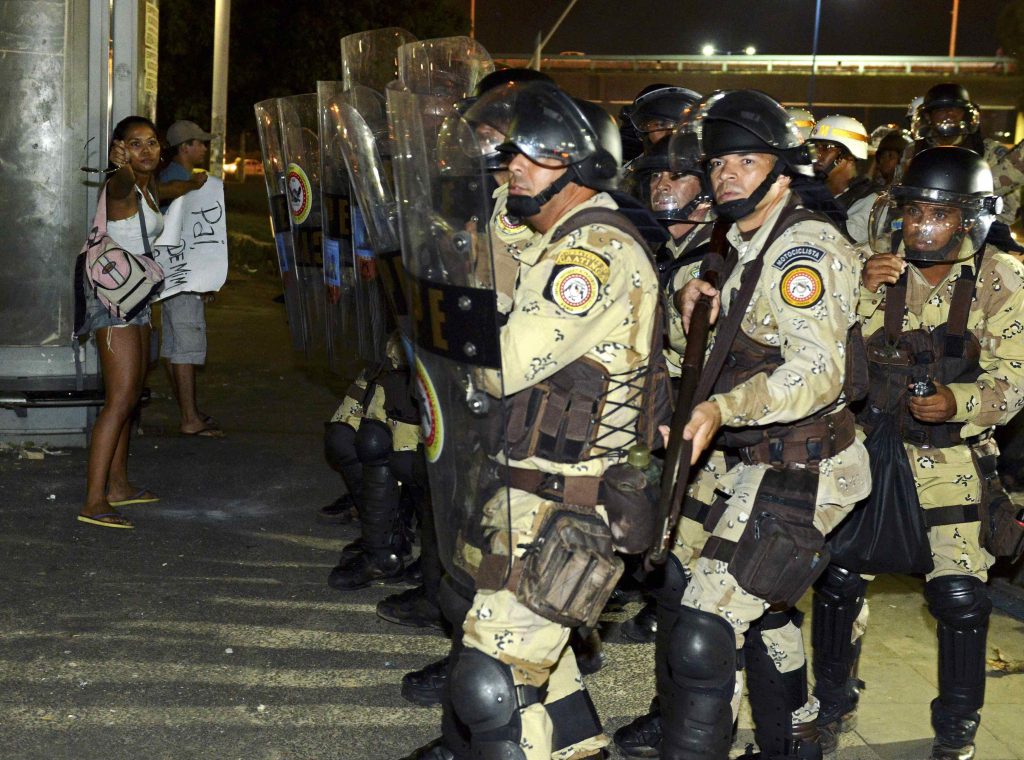 Βραζιλιάνοι αστυνομικοί διαδηλώνουν μαζί με τους πολίτες (VIDEO)