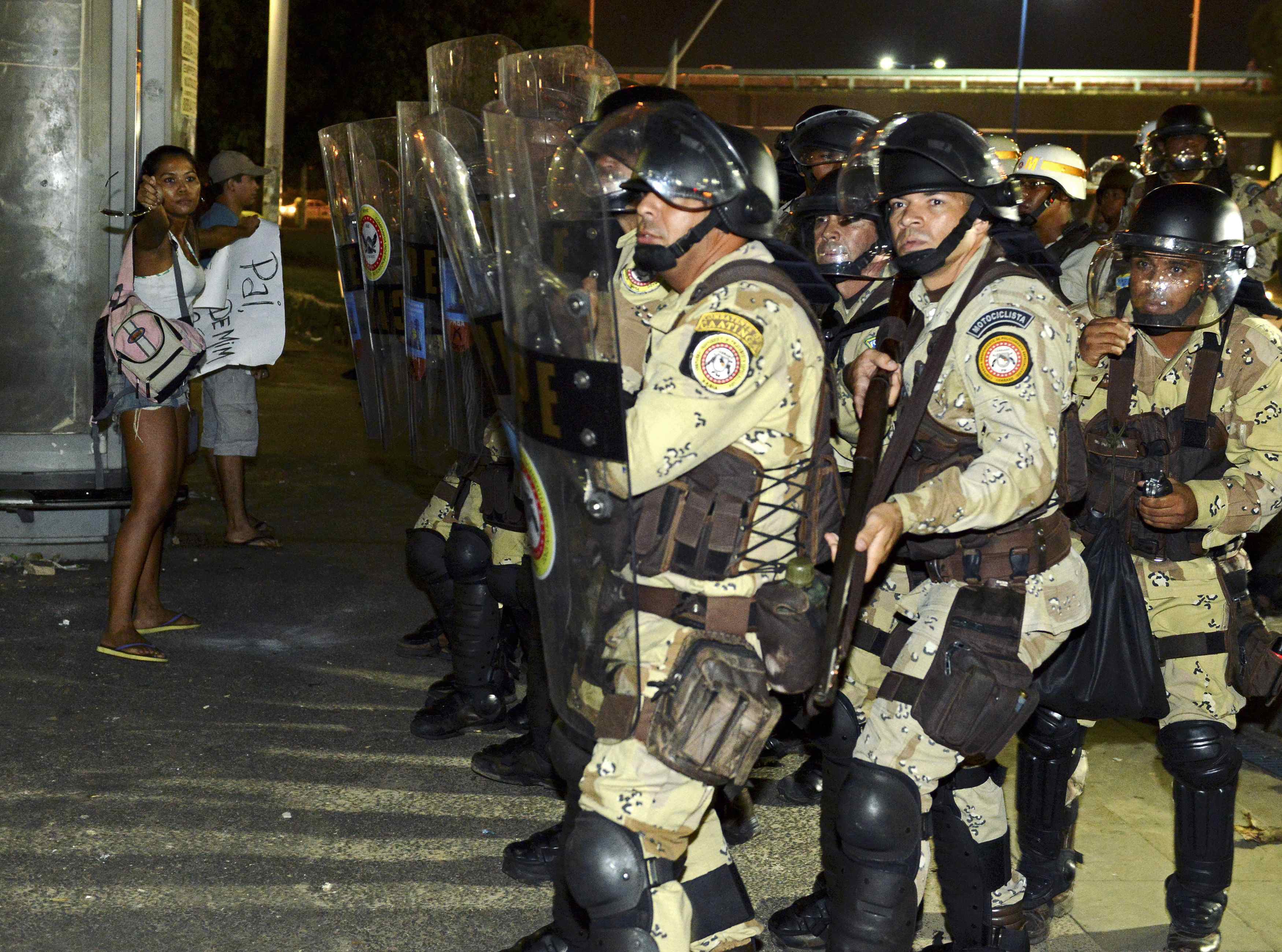 Βραζιλιάνοι αστυνομικοί διαδηλώνουν μαζί με τους πολίτες (VIDEO)