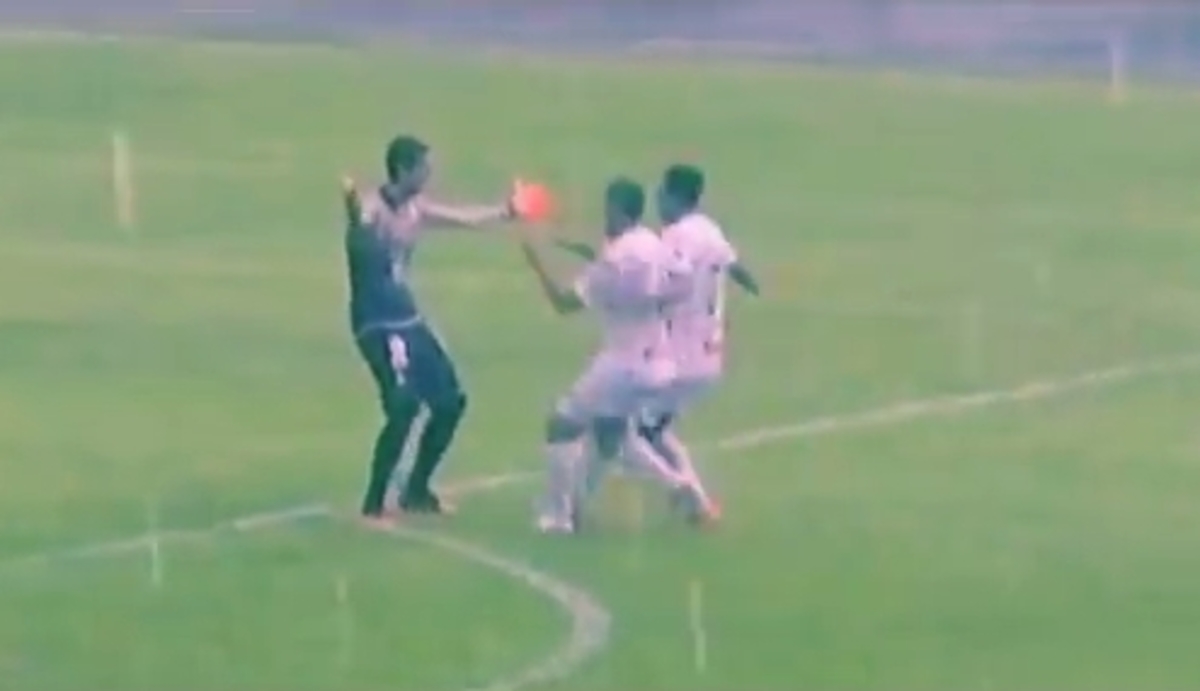 Τερματοφύλακας σκόραρε με βολέ