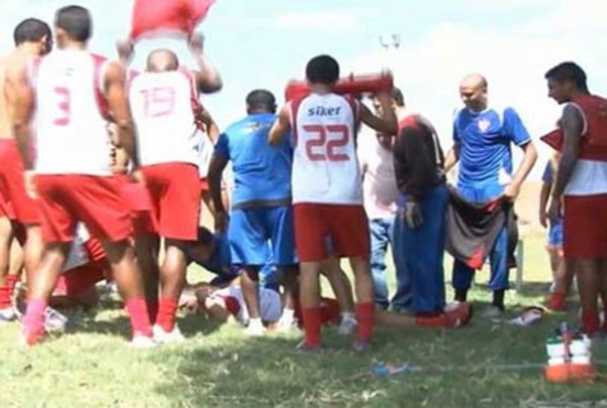 Σοκαριστικό βίντεο – Ποδοσφαιριστής πεθαίνει μέσα στο γήπεδο!