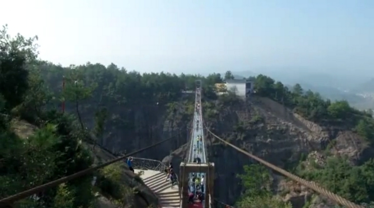 Τρόμος για τουρίστες στα 1.000 μέτρα! Ράγισε γυάλινη γέφυρα στην Κίνα