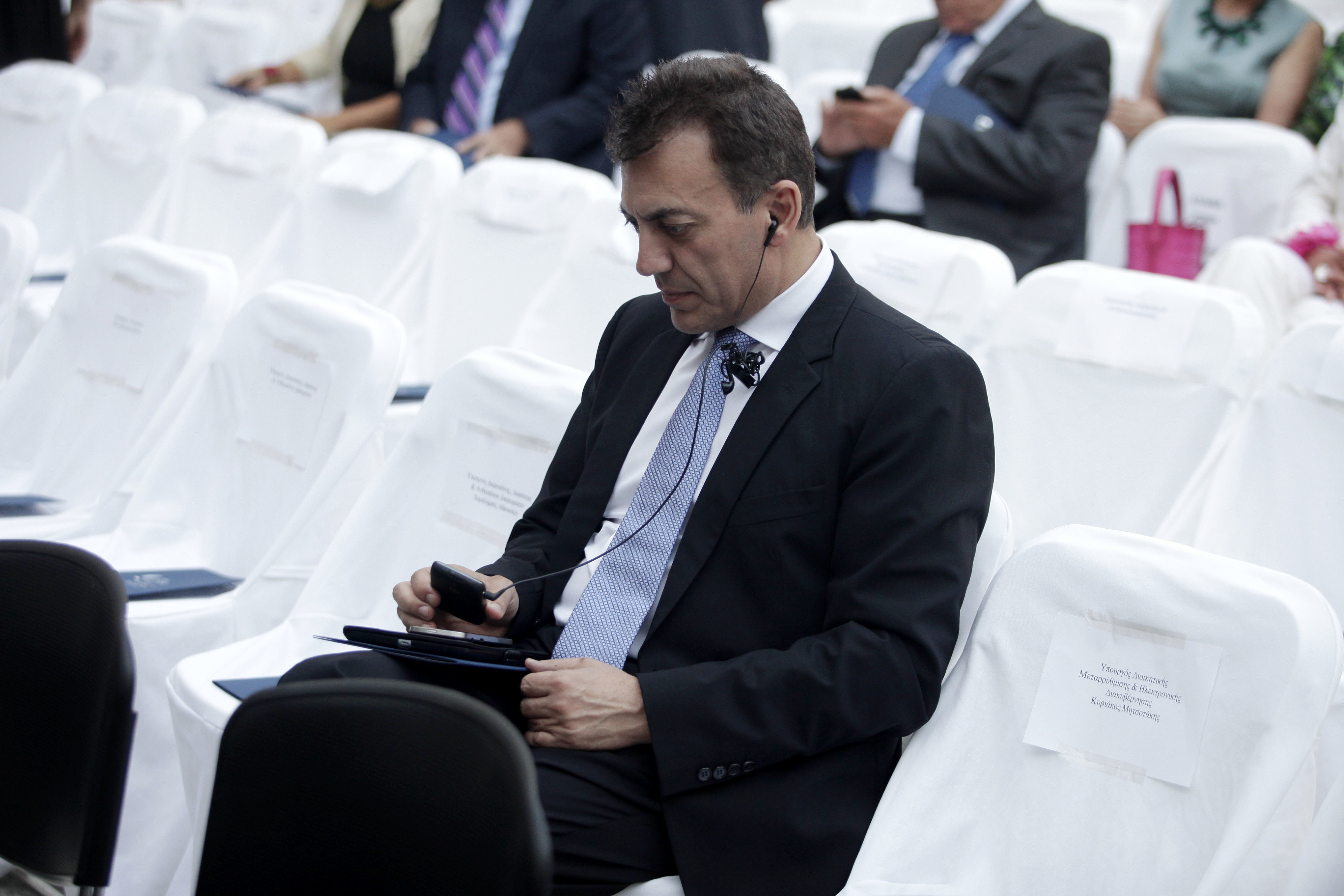 Την Παρασκευή η τρόικα στον Βρούτση με στόχο τους συνδικαλιστές