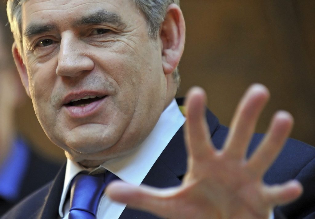 Δεν ξέρουμε αν μουντζώνει κάποιον για να ξορκίσει το κακό ο Γκόρντον Μπράουν.ΦΩΤΟ REUTERS