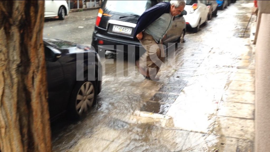 Η μέρα έγινε νύχτα στην Αθήνα – Βρέχει καταρρακτωδώς – ΦΩΤΟ κ VIDEO