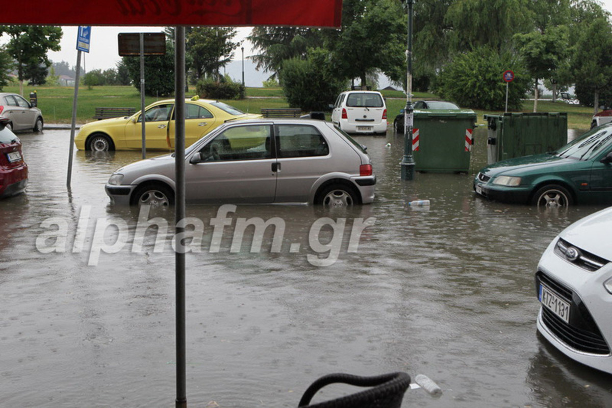 Πλημμυρισμένοι δρόμοι στην Καστοριά
