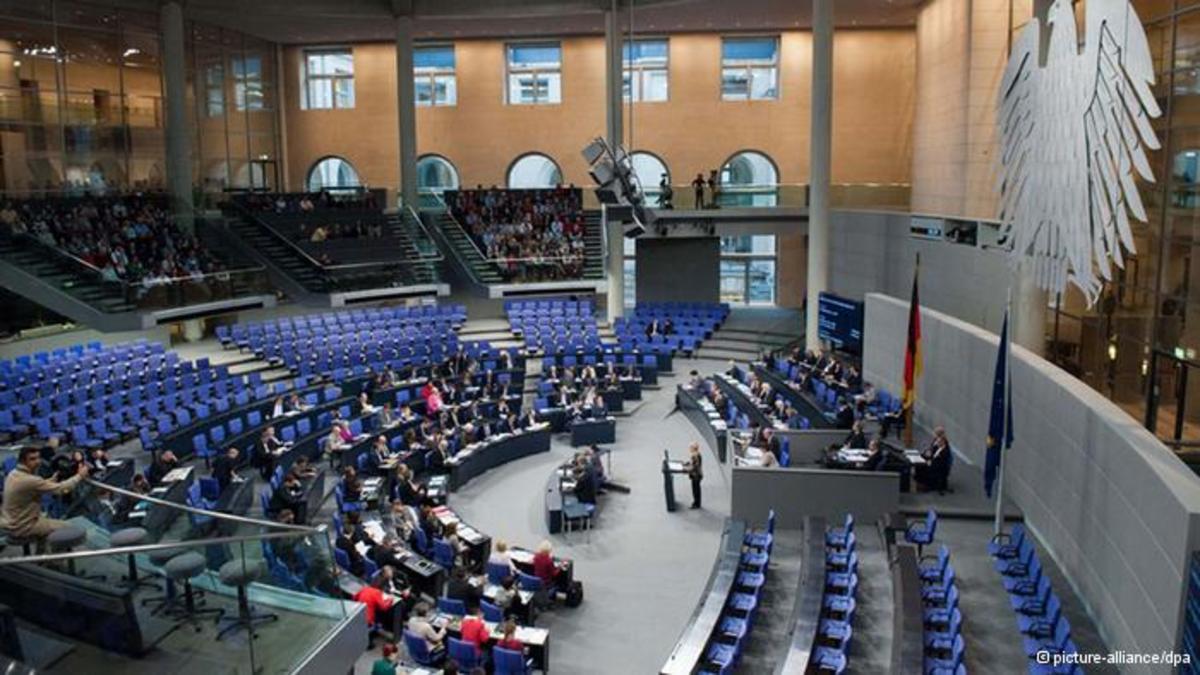 Ψηφίζουν στη Γερμανική Βουλή για το ελληνικό χρέος
