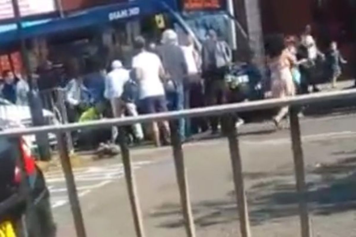 Δραματικά πλάνα! Προσπαθούν να απεγκλωβίσουν παιδί κάτω από τις ρόδες λεωφορείου [video]
