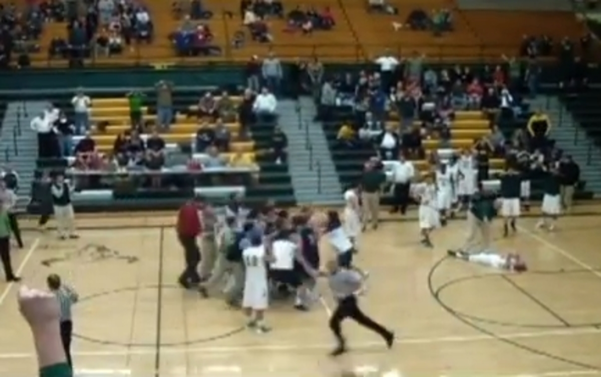 Όλα μπαίνουν! – Απίθανα πράγματα σε σχολικό αγώνα μπάσκετ (VIDEO)