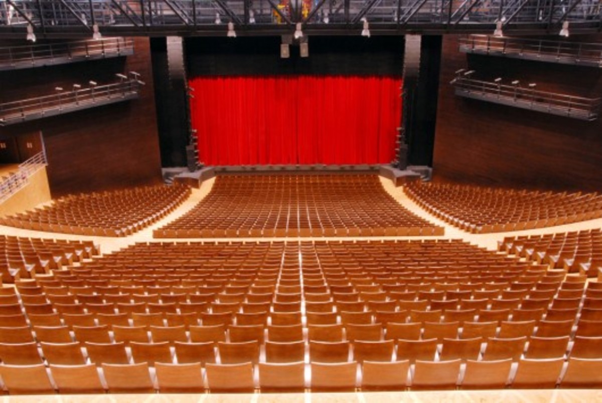“Παράλογη” η απόφαση για κατεδάφιση του θεάτρου Μπάντμιντον – Τι λένε οι επιχειρηματίες