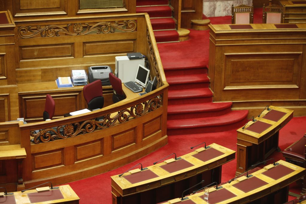 Με τους μισθούς των υπαλλήλων του ΥΠΟΙΚ εξισώνονται οι μισθοί των υπαλλήλων της Βουλής