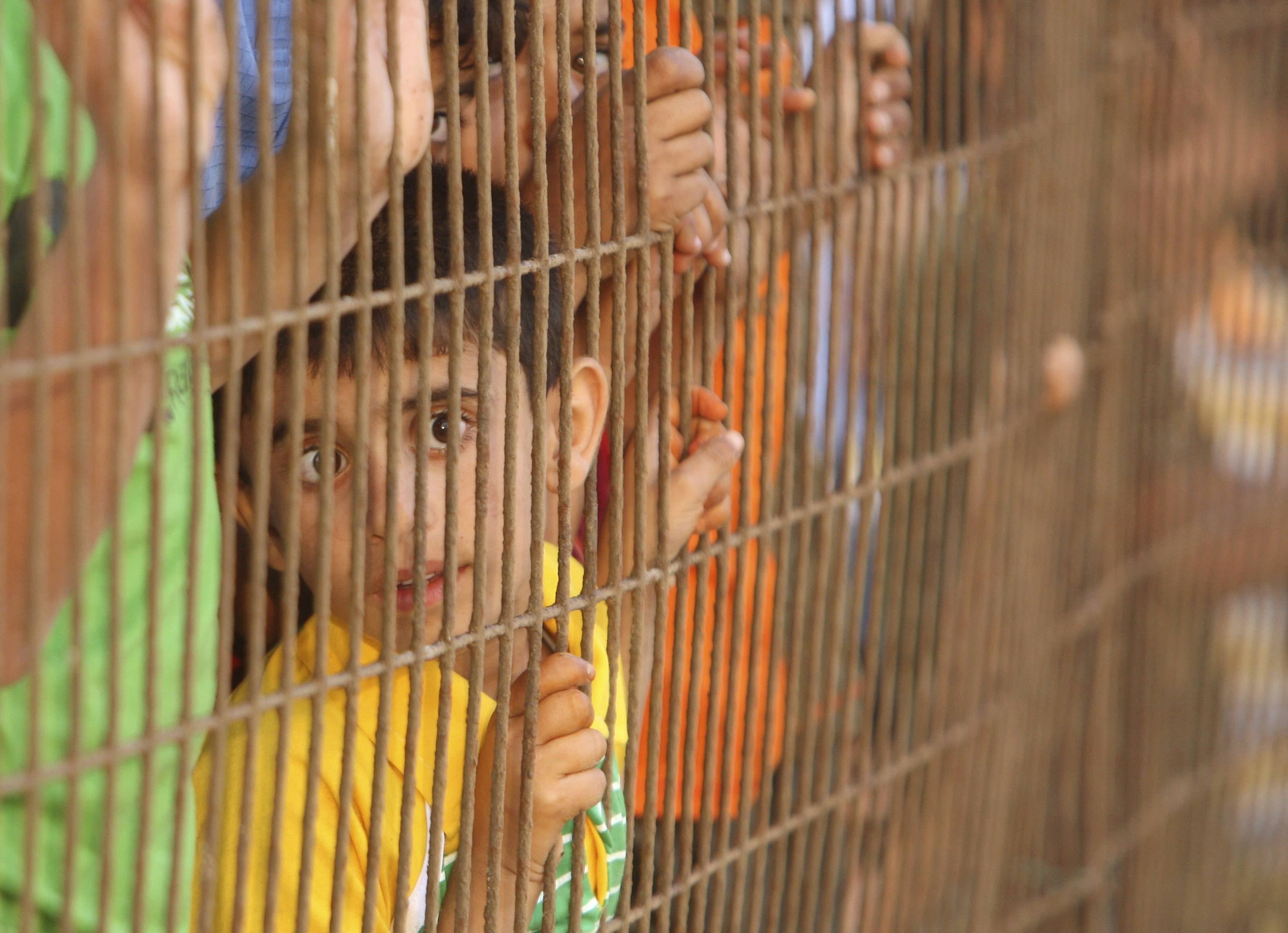 Παιδιά έχουν συρρεύσει στο λιμάνι παρακολουθώντας και περιμένοντας