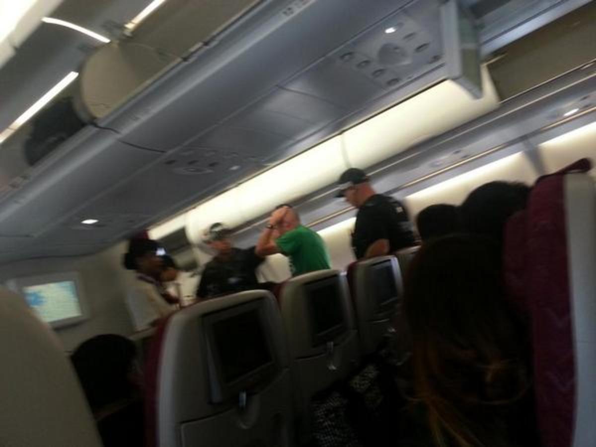 Η στιγμή της σύλληψης του υπόπτου μέσα στο αεροπλάνο ΠΗΓΗ ΦΩΤΟ TWITTER @MattPeterC