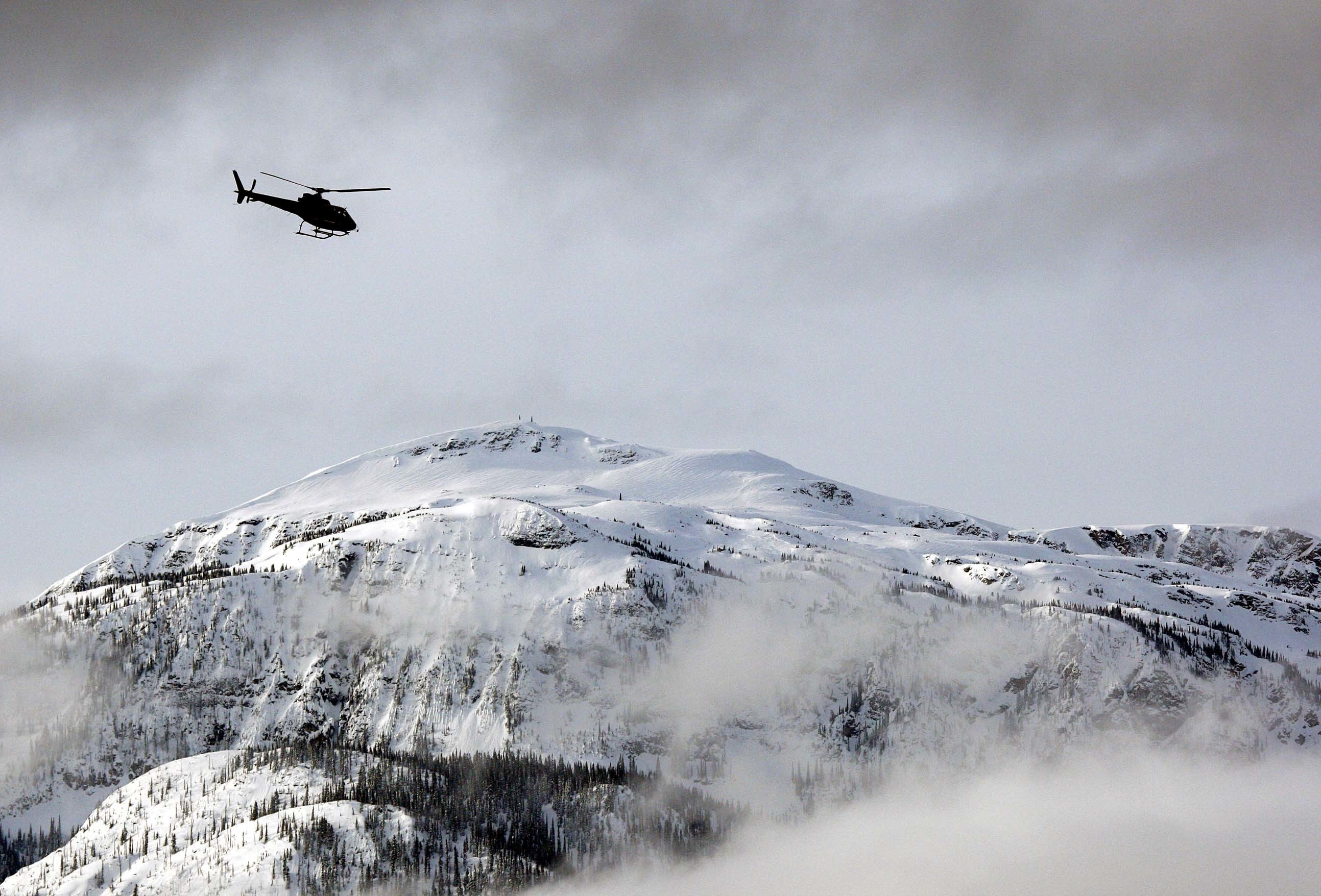 Ελικόπτερα ψάχνουν για εγκλωβισμένους. ΦΩΤΟ EUROKINISSI/AP
