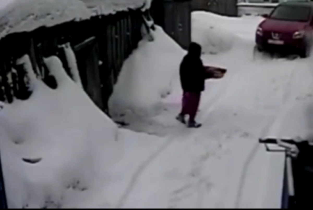 Βίντεο: Πάτησε με το αυτοκίνητο τη γειτόνισσα για μια γρατζουνιά – ΣΚΛΗΡΕΣ ΕΙΚΟΝΕΣ