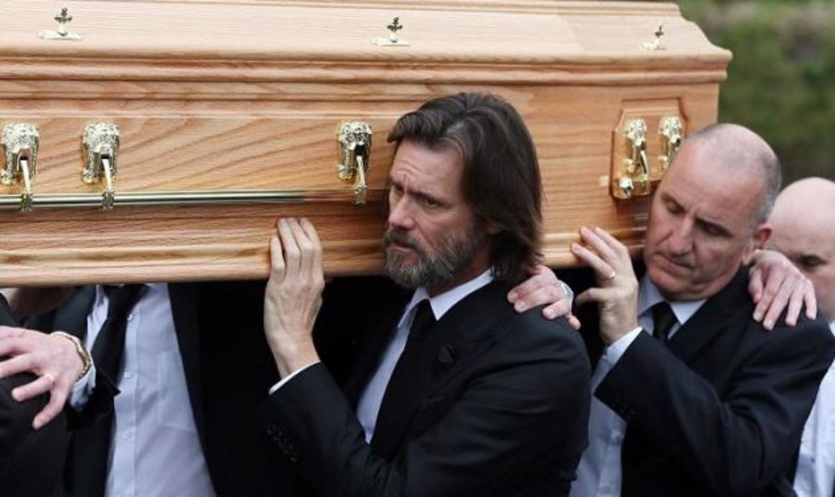 Jim Carrey: Καταβεβλημένος μεταφέρει το φέρετρο της αγαπημένης του στην κηδεία