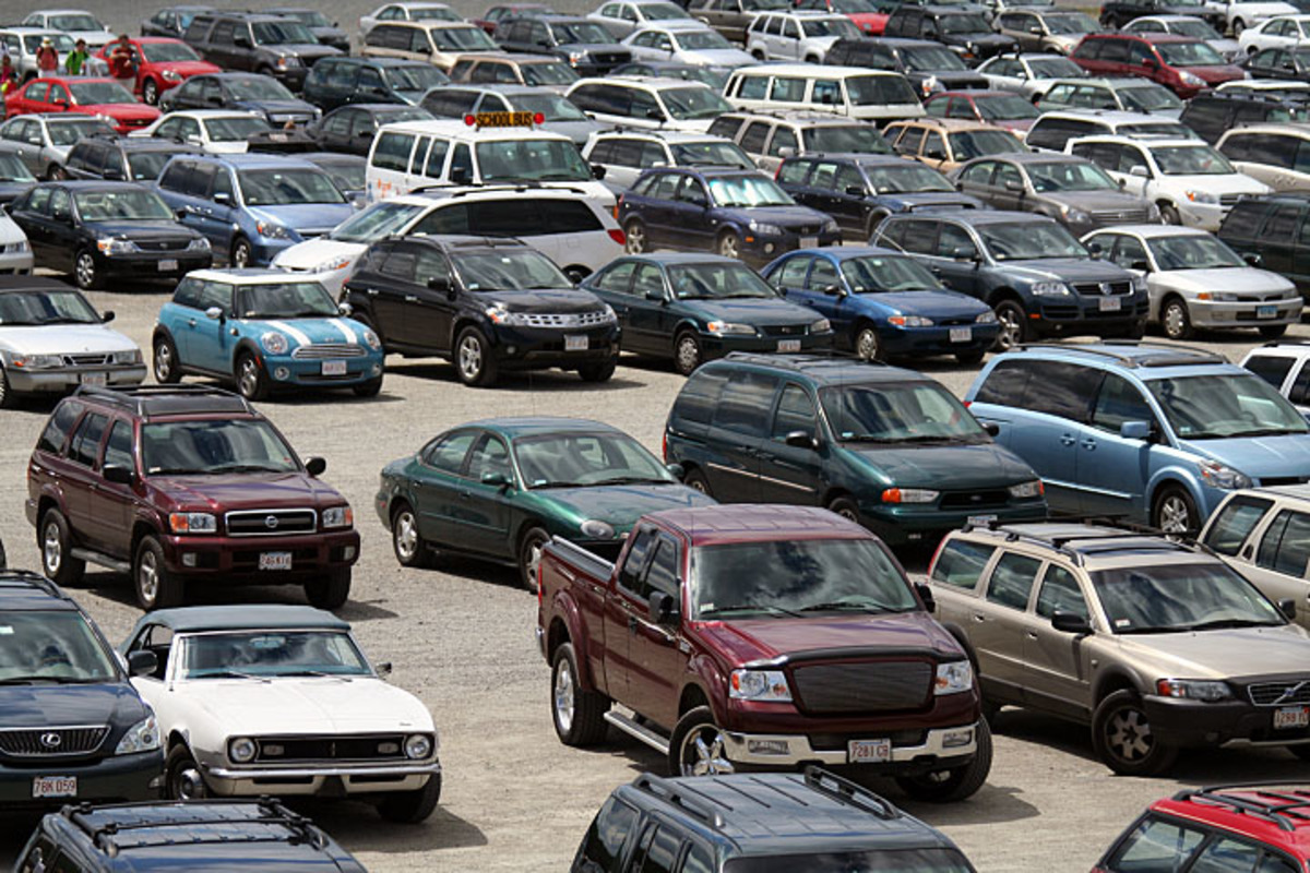 Έμπορος αυτοκινήτων πίσω από σπείρα που έκλεβε αυτοκίνητα