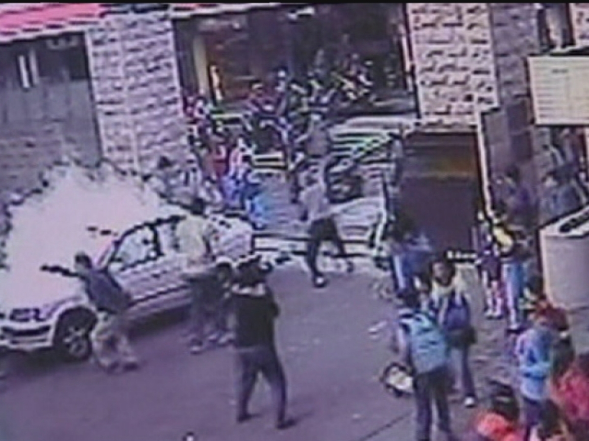 Σοκαριστικό βίντεο: Οδηγός παρασύρει με το αυτοκίνητο του μαθητές που πάνε σχολείο