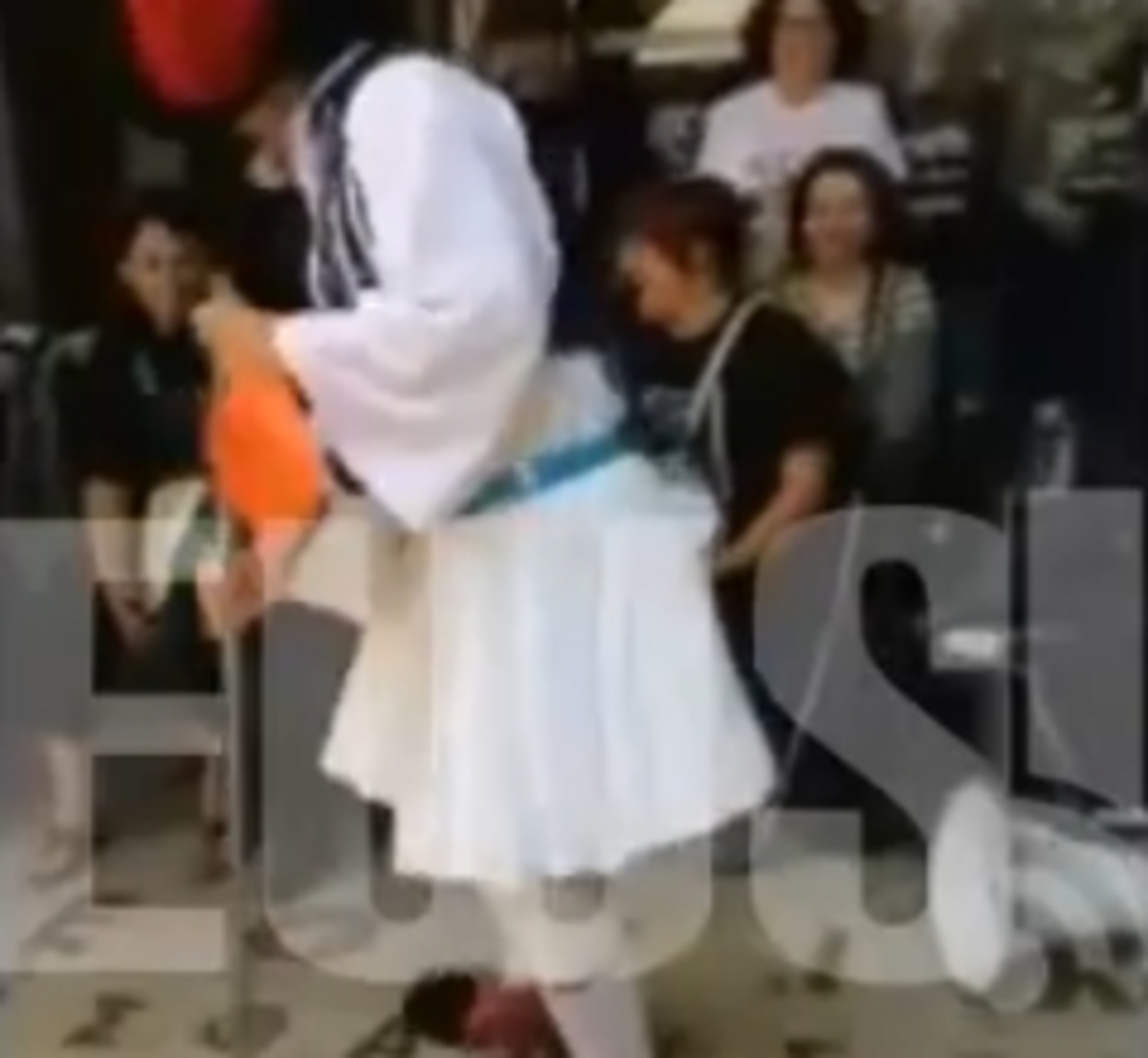 O”τσολιάς” τρέλανε τις καθαρίστριες