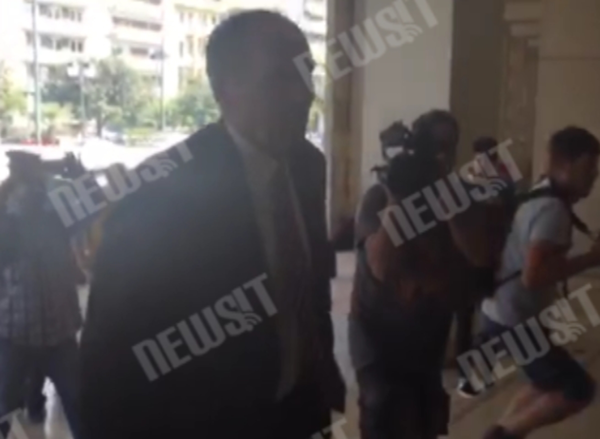 Αφίξεις Τσακαλώτου και Σταθάκη