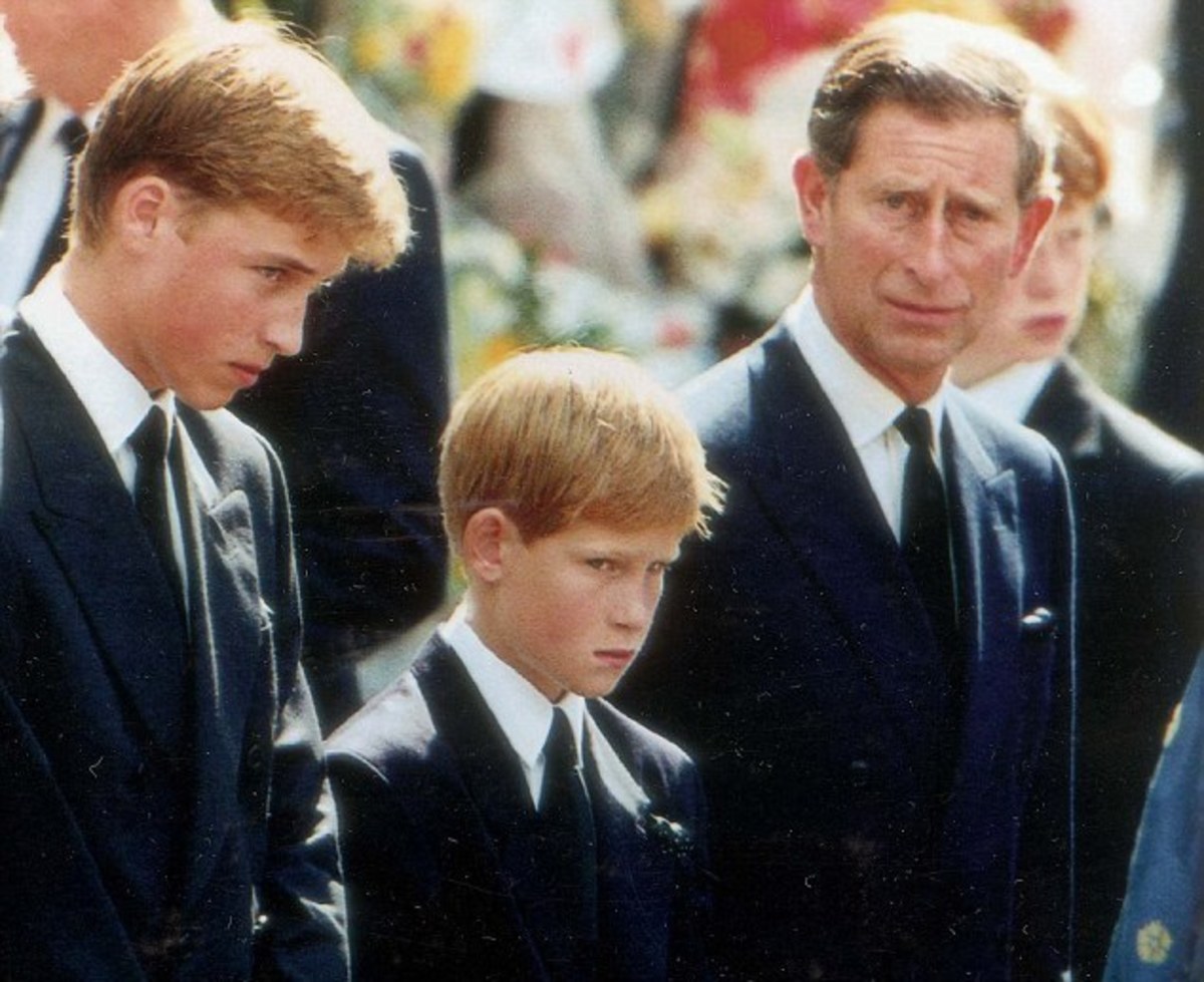 Ο πρίγκιπας Κάρολος έτρεμε ότι θα τον δολοφονήσουν στην κηδεία της Νταϊάνα – Τα άκουσε στην πομπή!