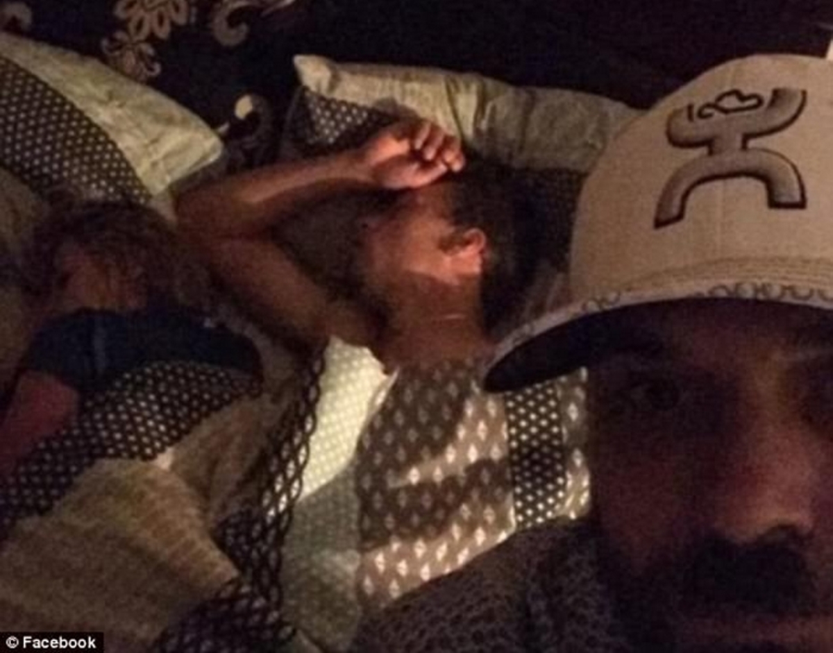 Έπιασε την κοπέλα του με άλλον στο κρεβάτι, έβγαλε selfies και τις πόσταρε στο facebook! [pics]