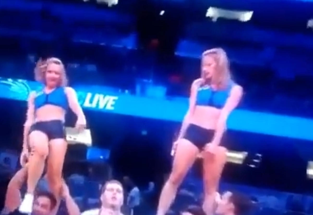 Πάγωσαν όλοι – Σοβαρός τραυματισμός τσιρλίντερ (VIDEO)