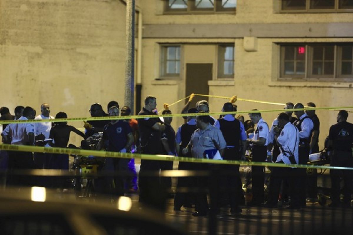 Η αστυνομία έχει αποκλείσει την περιοχή. Φωτογραφία της Chicago Tribune.