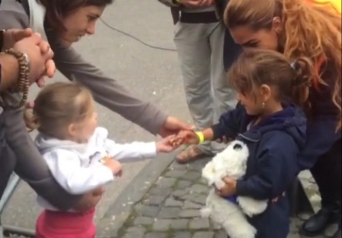 Συγκλονίζει κοριτσάκι που προσφέρει γλυκό σε προσφυγόπουλο (ΒΙΝΤΕΟ)