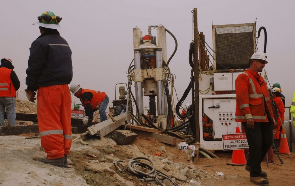 Χιλή: Σταμάτησε προσωρινά η διάτρηση της σήραγγας στο ορυχείο
