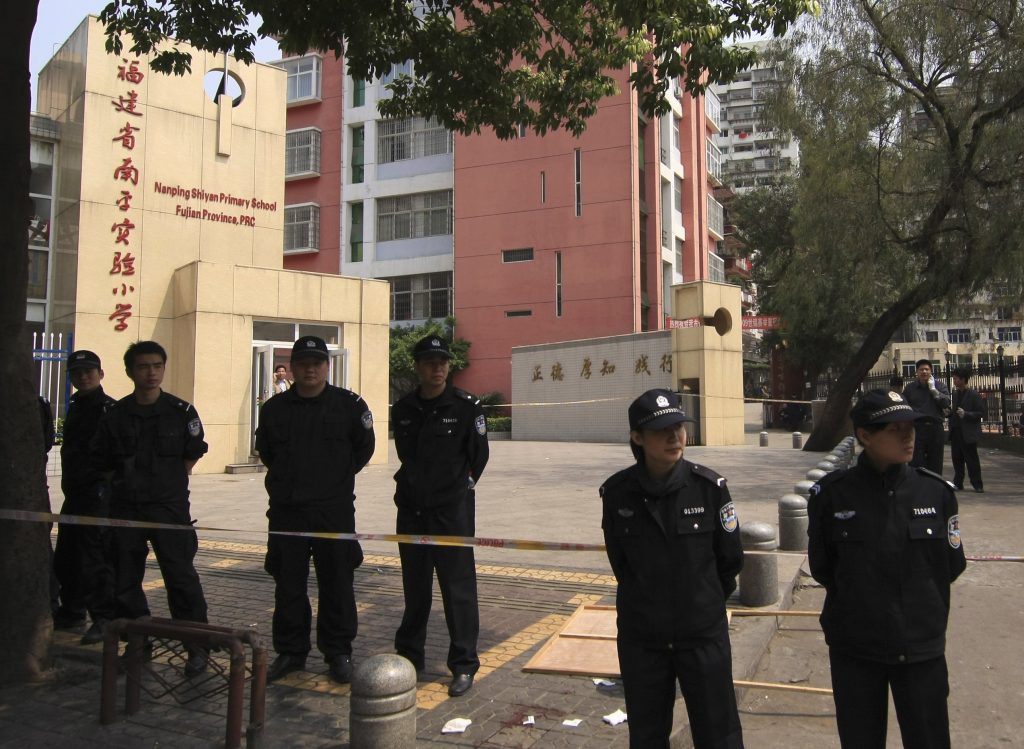 Αστυνομικοί έξω από το σχολείο που έγινε το μακελειό. ΦΩΤΟ REUTERS