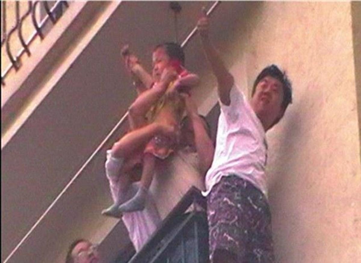 3χρονο αγοράκι έπεσε από τον 8ο όροφο και σώθηκε – Δείτε φωτογραφίες