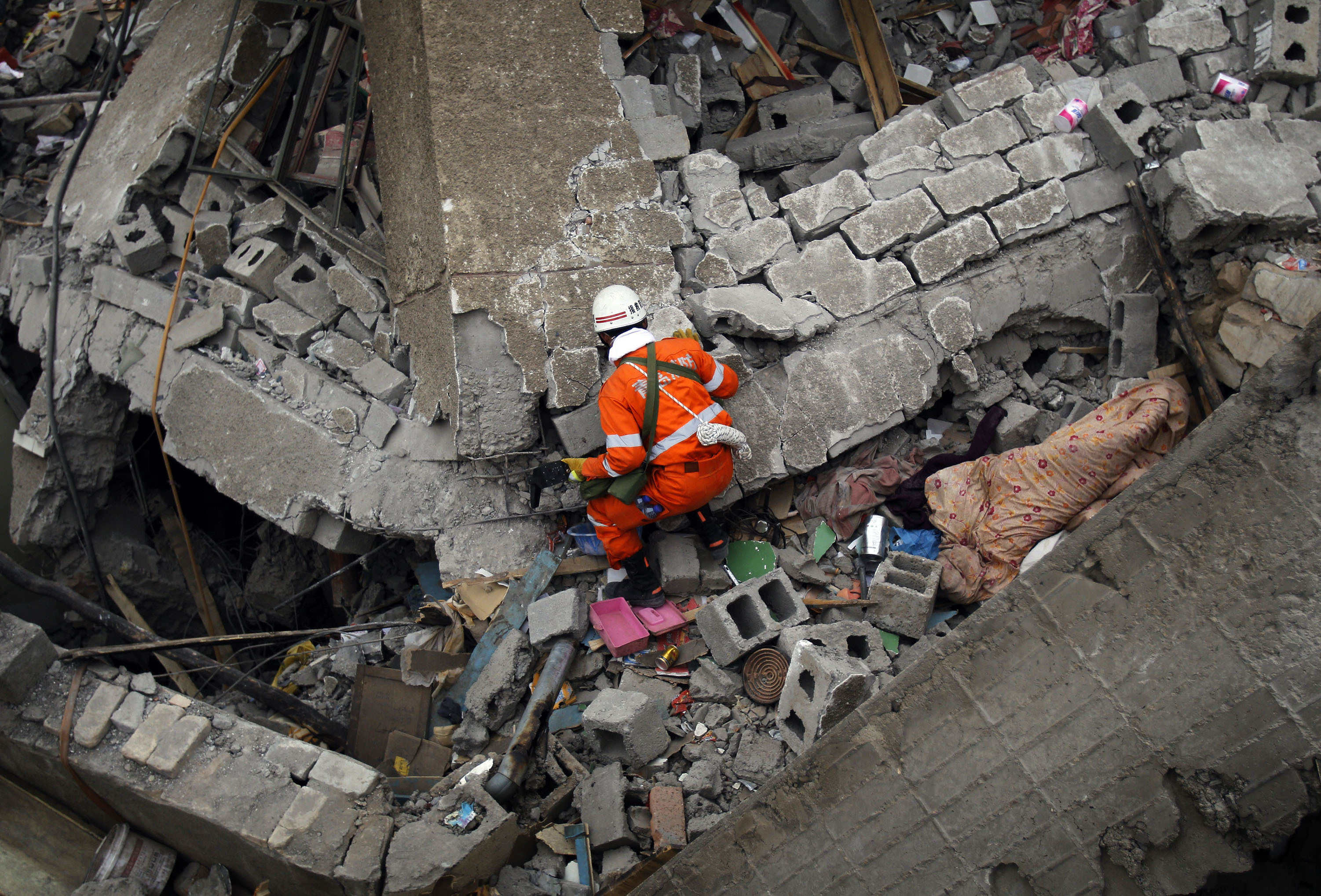 Спасенные землетрясение. Землетрясение спасатели. Человек под обломками здания.