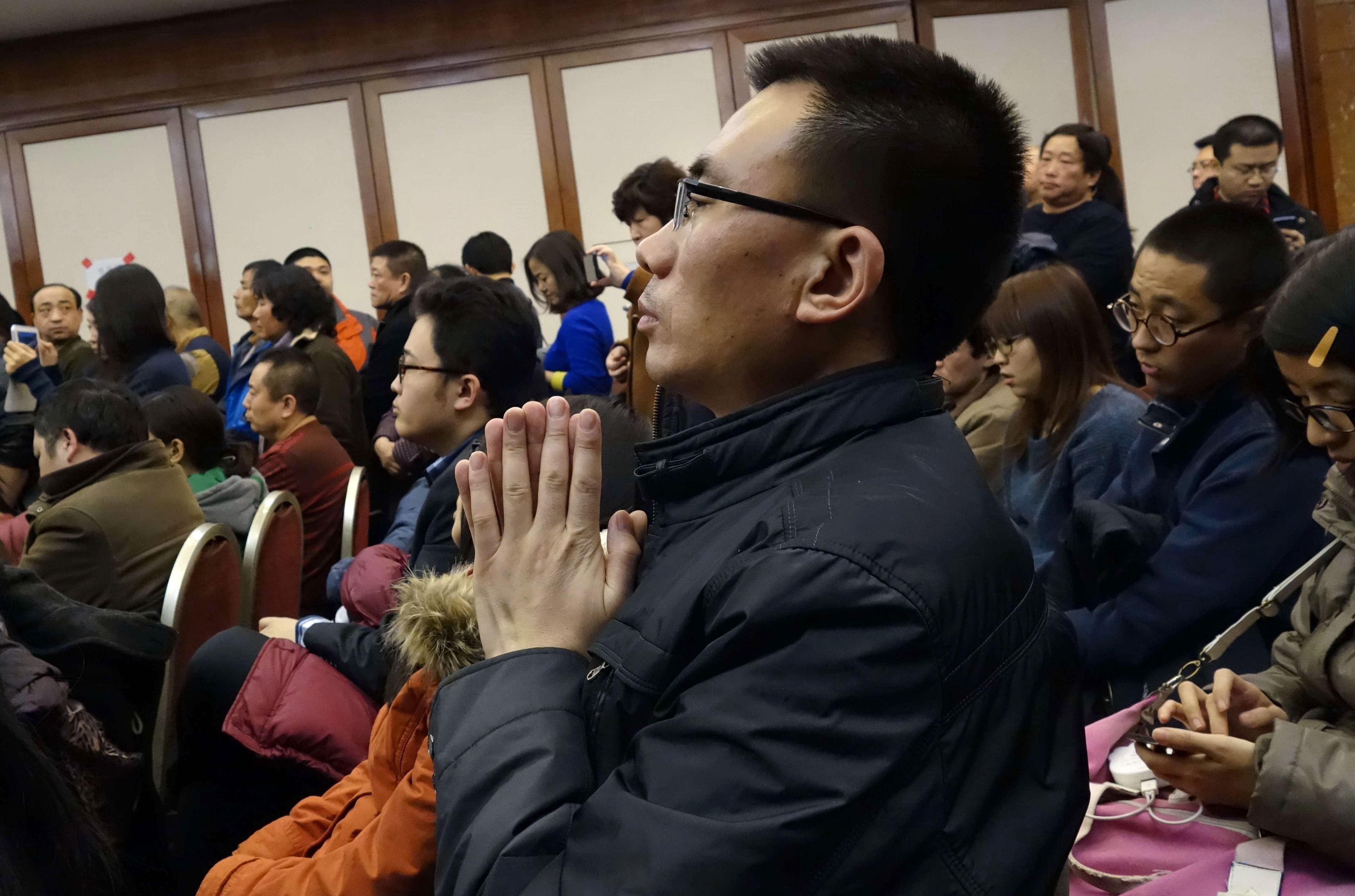 Ξεχειλίζει η οργή στις οικογένειες των Κινέζων επιβατών – Απειλούν με απεργία πείνας