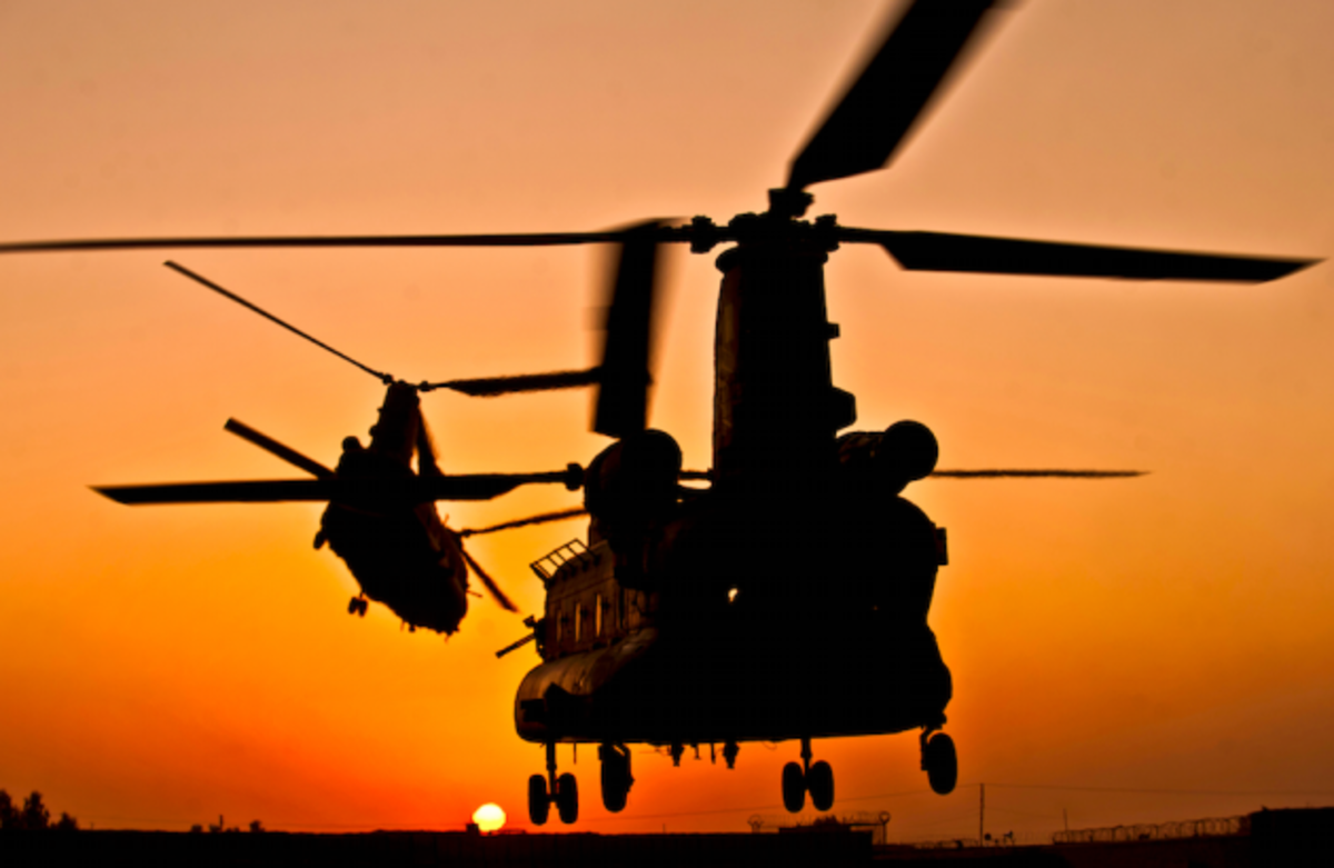 CHINOOK πέταξε χαμηλά και …σήκωσε στον αέρα πυροτεχνουργό!